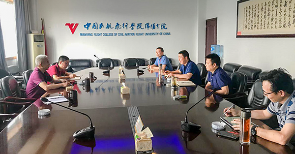 集團公司領(lǐng)導赴飛行學院洽談暑運加班事宜.png