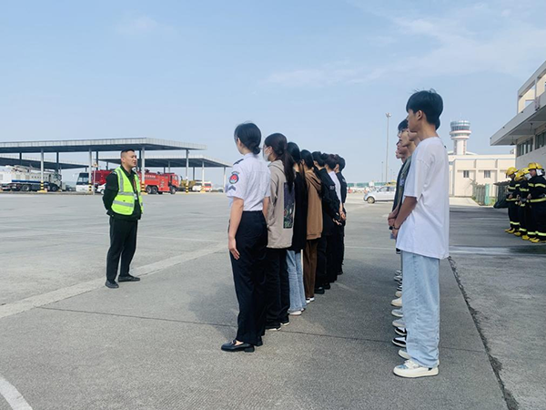 綿陽機(jī)場安檢站對(duì)閬中機(jī)場、民航校  實(shí)習(xí)生開展軍訓(xùn).png