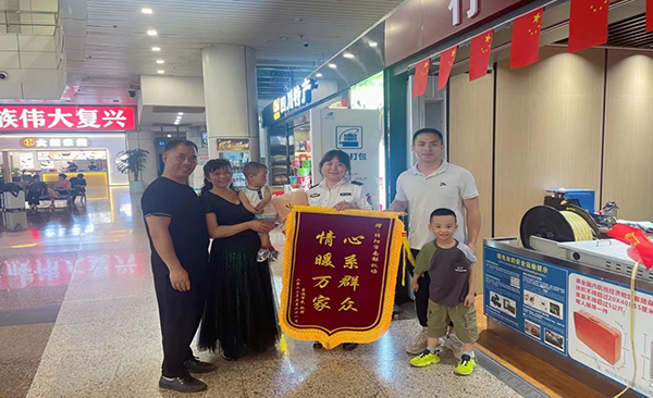 心系群眾，情暖萬家—— 綿陽機(jī)場安檢站暖心服務(wù)獲錦旗.png